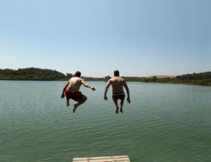 Artikelgebend ist ein Badeurlaub vor idyllischer Alpenkulisse.