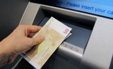 Geld abheben an einem Bankautomat
