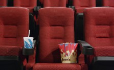 Kinosessel mit Popcorn und Cola