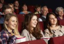 Lachende Menschen im Kino