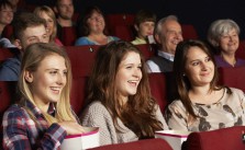 Lachende Menschen im Kino