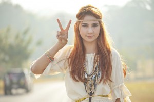 Ein Mädchen im Hippie-Look