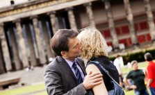 Mann begrüßt Frau herzlich mit einem Kuss auf die Wange