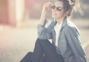 Fröhliche junge frau mit Sonnenbrille und Denim-Look